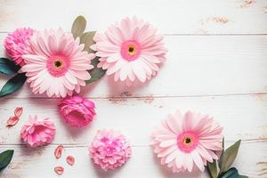 bellissimo rosa fiori su bianca di legno sfondo, San Valentino giorno concetto con copia spazio foto