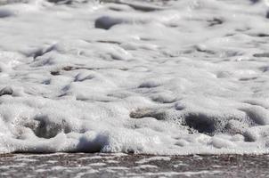 mare schiuma. spruzzo acqua foto