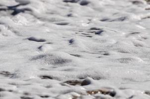 mare schiuma. spruzzo acqua foto