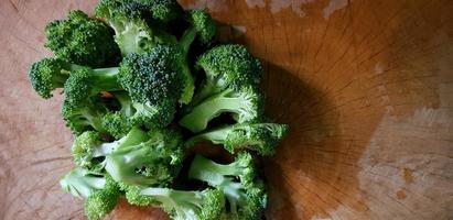 fresco affettato di broccoli su di legno sfondo con giusto copia spazio per cucinando cibo. ancora vita verdura, salutare mangiare vita stile. crudo verdure foto