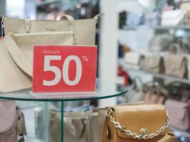 vendita 50 per cento via finto su pubblicizzare Schermo telaio ambientazione al di sopra di il Abiti linea nel il shopping Dipartimento memorizzare per acquisti, attività commerciale moda e annuncio pubblicitario concetto foto