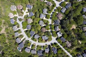 superiore mezzo classe americano Quartiere con curvatura strada nel Maryland foto