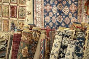 persiano tappeto vecchio antico Vintage ▾ nel bazar negozio mercato foto