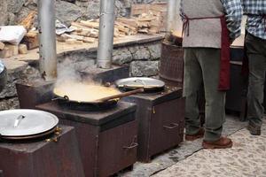 rango, Italia - dicembre 8, 2017 - persone cucinando polenta tradizionale Mais Grano pasto foto