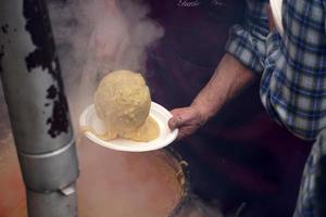 persone cucinando polenta tradizionale Mais Grano pasto foto