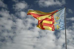 agitando valencia Spagna bandiera nel il blu cielo foto