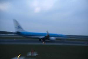 aeroporto luci nel movimento mentre aereo assunzione via a notte foto