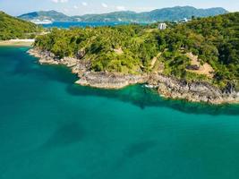 mare superficie oceano sfondo, bellissimo isola nel il mare natura paesaggio, sorprendente costa Visualizza sfondo nel estate giorno foto