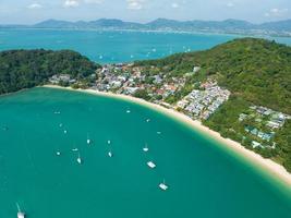 aereo Visualizza sorprendente mare con viaggio barche, vela Barche nel il mare, bellissimo mare nel estate stagione a Phuket isola Tailandia, viaggio barche, oceano durante estate paesaggio foto