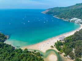 aereo Visualizza sorprendente spiaggia con viaggio persone rilassamento su il spiaggia, bellissima mare nel estate stagione a Phuket isola thailandia, viaggio persone su spiaggia, spiaggia durante estate con molti riposo persone foto