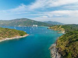 aereo Visualizza sorprendente mare con viaggio barche, vela Barche nel il mare, bellissimo mare nel estate stagione a Phuket isola Tailandia, viaggio barche, oceano durante estate con molti riposo persone foto