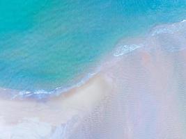 superiore Visualizza di sorprendente pastello sabbia spiaggia e turchese mare copia spazio a disposizione natura sfondo, alto angolo Visualizza mare sabbia sfondo foto