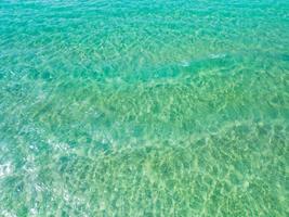 mare superficie aereo vista, uccello occhio Visualizza foto di verde onde e acqua superficie trama, turchese mare sfondo, bellissimo natura sorprendente Visualizza mare sfondo