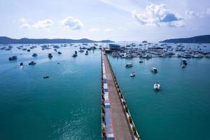 aereo Visualizza superiore giù fuco tiro di yacht e barca a vela parcheggio nel marina mezzi di trasporto e viaggio sfondo bellissimo mare nel estate stagione foto