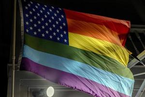 gay bandiera su americano vero tenuta singolo famiglia lusso casa arcobaleno pace a notte foto