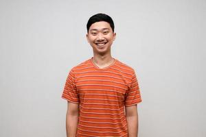 positivo asiatico uomo a strisce camicia felicità Sorridi isolato foto