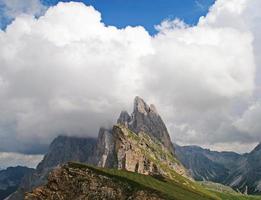 montagna nuvole nel il dolomiti foto