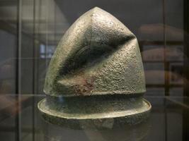 etrusco bronzo casco dettaglio vicino su foto