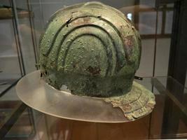 etrusco bronzo casco dettaglio vicino su foto