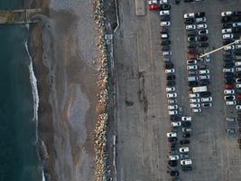 aereo Visualizza al di sopra di enorme all'aperto parcheggio molte con molti macchine e veicoli foto