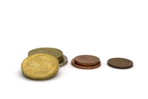 tre pile di Euro monete su un' bianca sfondo. foto