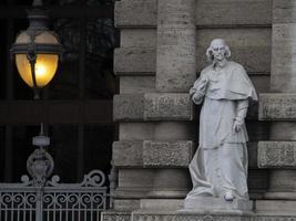 de luca statua cassazione edificio foto