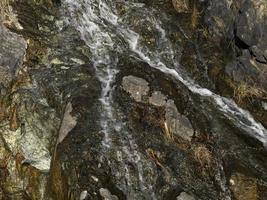 torrente acqua su roccia foto