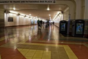 persone in movimento nel la unione stazione foto