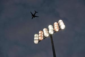 luci dello stadio di notte foto