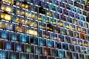 moderno edificio finestre illuminato a notte modello di luci foto