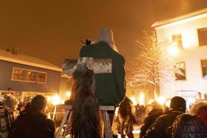 neuschönau, Germania - gennaio 5 2019 - lousnacht notte celebrazione con foresta spirito waldgeister nel Baviera villaggio foto