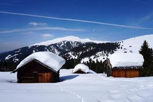 dolomiti neve panorama grande paesaggio capanna coperto di neve foto