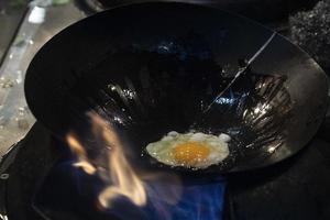 wok riso spaghetti cucinando foto