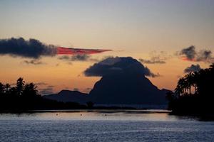 meraviglioso tramonto nel bora bora francese polinesia foto