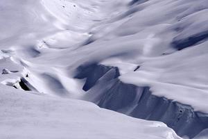 valanga neve diapositiva nel dolomiti montagne foto