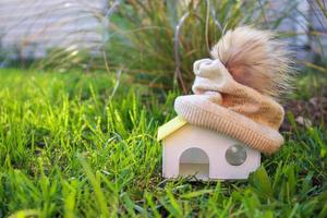 un' di lana cappello è dire bugie su il tetto di il Casa. il concetto di alternativa il riscaldamento. foto