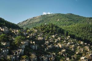 kayak villaggio, abbandonato fantasma cittadina vicino fethiye - tacchino, rovine di pietra case. luogo di il antico greco città di karmilissos a partire dal il 18 ° secolo foto