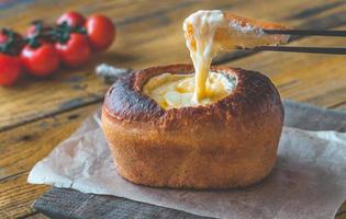 ciotola di pane camembert foto