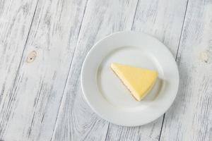 tradizionale cheesecake sul tavolo di legno foto