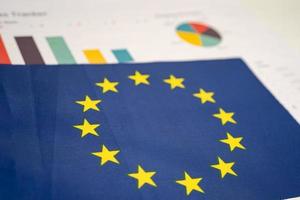 Unione Europea bandiera su grafico sfondo, attività commerciale e finanza concetto. foto
