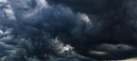 il buio cielo con pesante nuvole convergente e un' violento tempesta prima il pioggia.brutta o lunatico tempo metereologico cielo e ambiente. carbonio biossido emissioni, serra effetto, globale riscaldamento, clima modificare. foto