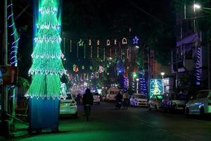 Kolkata strada decorato con colorato luci per Natale celebrazione 3 foto