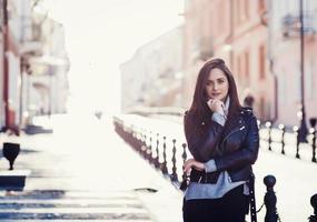 contento giovane bellissimo donna nel città strada foto