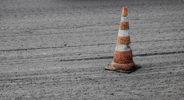 cono barriera su strada foto