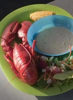 delizioso Maine aragosta con insalata, crema e Mais foto