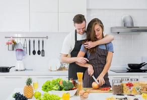 romantico giovane coppia a cucina. donna taglio fresco biologico Mela. salutare dieta cibo concetto. foto