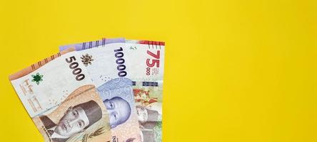 nuovo indonesiano banconote isolato su giallo sfondo, negativo spazio. foto