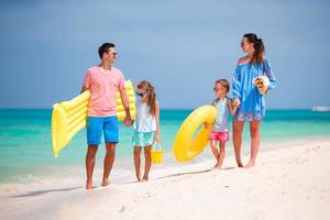 giovane famiglia in vacanza foto