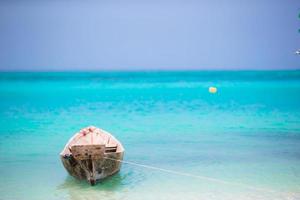 vecchio di legno dhow nel il indiano oceano vicino Zanzibar foto