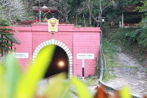 treno passaggio khuntan tunnel con leggero Aperto e montagna circondare foto